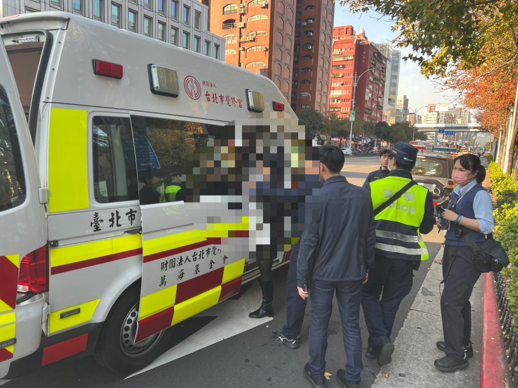 幫忙剪髮? 女搭捷運亮剪刀引恐慌