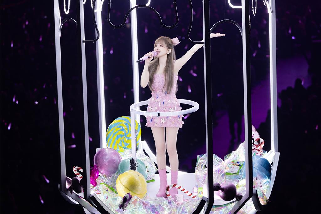 王心凌白到不科學！「飛天糖罐子」成功飛上小巨蛋空中嗨翻