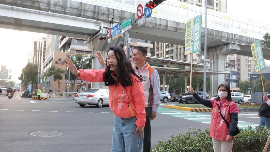 新莊綠營初選火熱 兩女將各帶綠委拜票、掃街