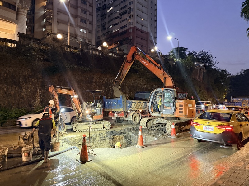 基隆麥金路管線漏水搶修中 (圖)