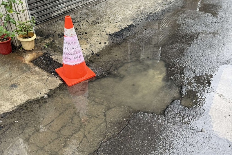 新莊路面漏水9天未修復 (圖)