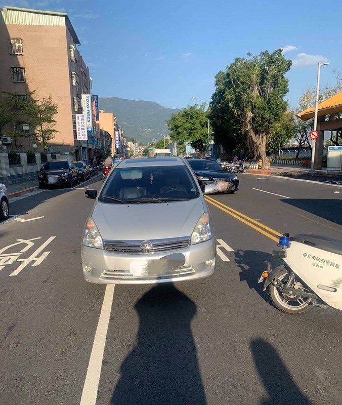 北市警攔查汽車不慎摔傷　駕駛稱陽光刺眼致違規 (圖)