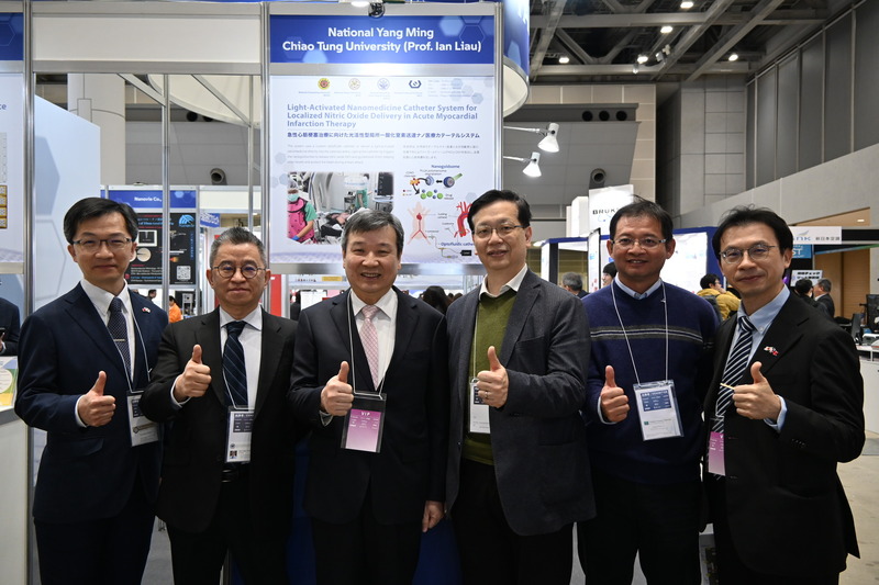 駐日代表李逸洋參觀奈米科技展　與參展方合影 (圖)