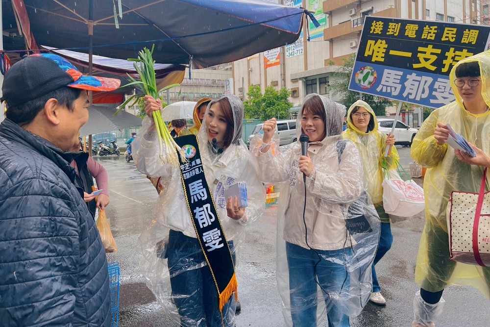馬郁雯冒雨街頭拜票衝刺初選民調　段宜...