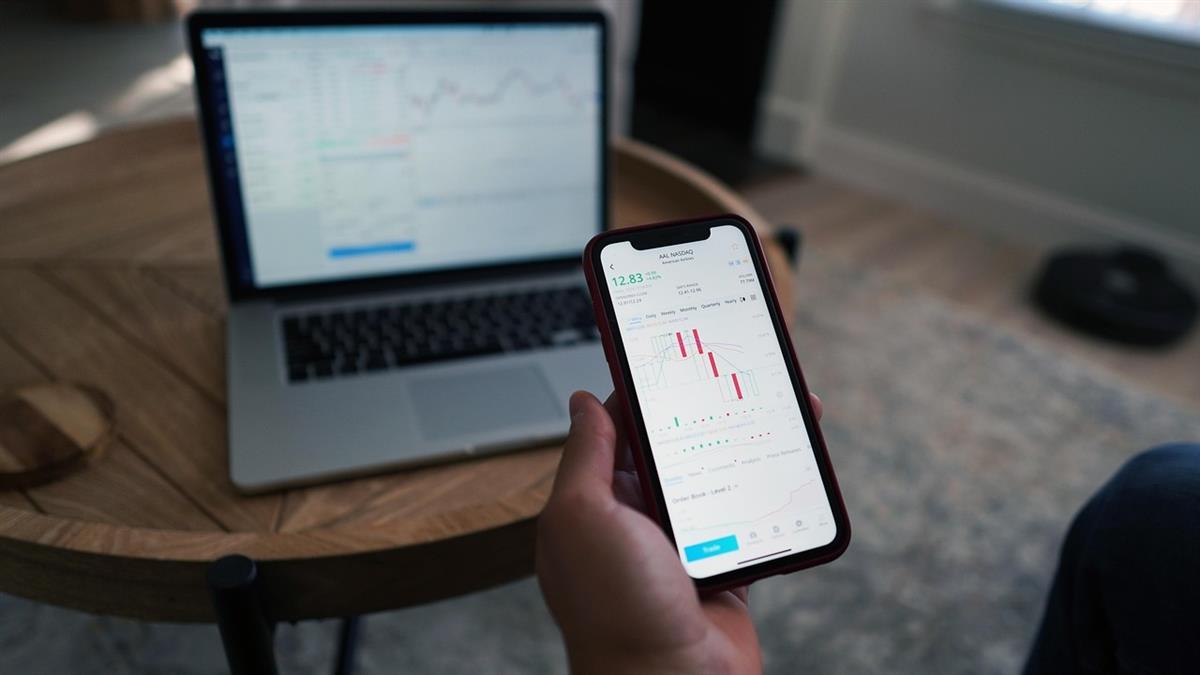 股市新手買了抱不住 又怕分散拉低報酬...