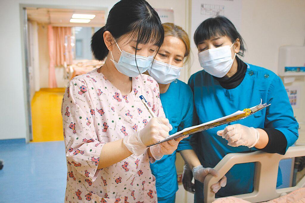 醫院擬開放外籍照服員　失能家庭：搶「熟手看護」違公平原則