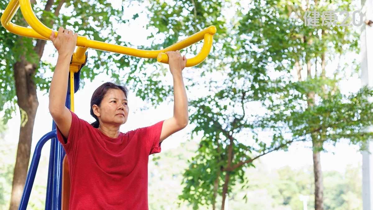 公園運動器材「這樣用」有效改善五十肩！幫你找回靈活肩膀