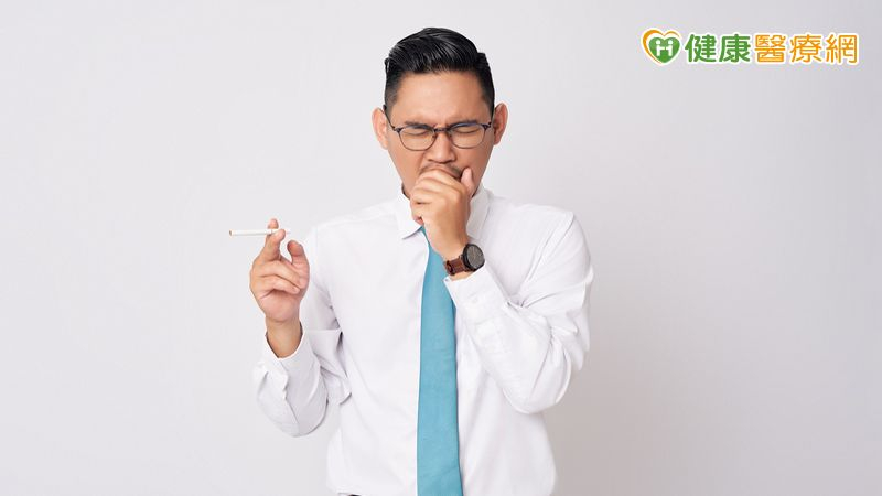 六旬翁40年菸齡長巨瘤堵食道！新一代免疫治療PD-1提供三明治世代新解方