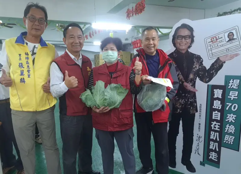 高雄市區監理所到社區免費送高麗菜搶救農民