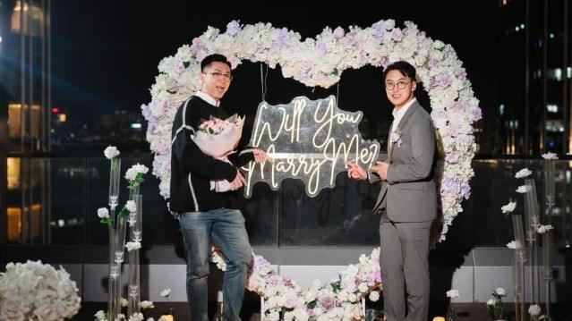 男神主播宣佈訂婚！六年愛情長跑終成正果　浪漫現場照曝光粉絲全融化