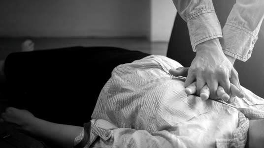 保全CPR救暈倒女師！她崩潰控：揉胸又伸舌　法官1原因判無罪