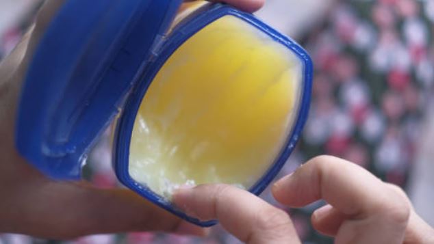 凡士林超萬能？超神「5大隱藏用法」曝光　藥師示警別做1事：恐堵塞毛孔