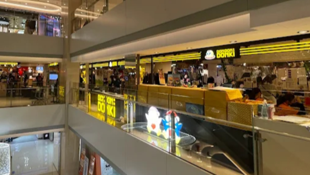 港男闖商場持刀揮砍「挾持1女」民眾驚...