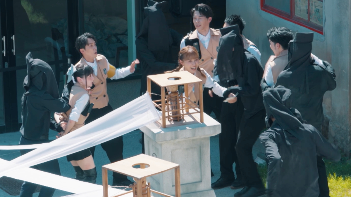 黃偉晉遭黑衣人狹持　連滾帶爬慘摔