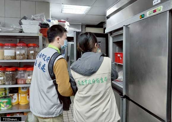 南市衛生局會同消保官稽查民眾反應有疑慮店家 查無異物責令業者持續加強防治作業