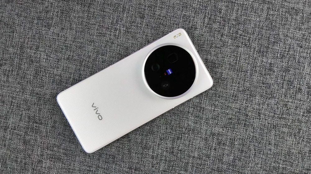 vivo X300 Ultra 傳聞曝光 兩億像素主鏡頭加上連續光學變焦，瞄準 2026 影像旗艦