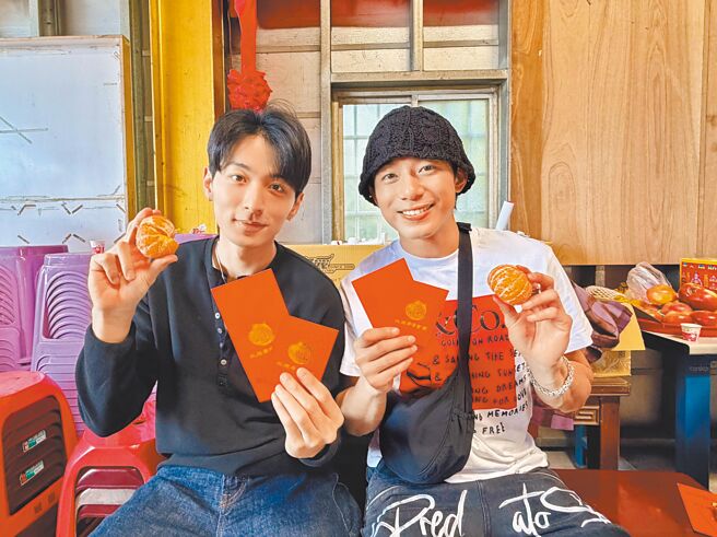 初孟軒鍾岳軒開工互相餵食黏TT