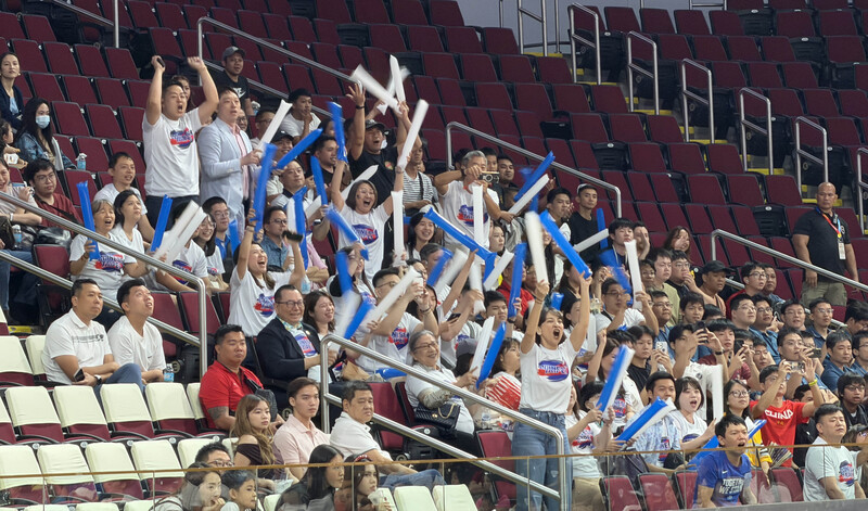 台灣男籃戰中國隊　旅菲台人到場加油 (圖)