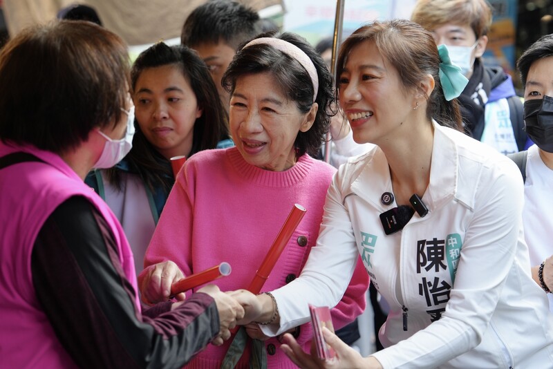 陳佩琪陪同陳怡君中和掃街拜票 (圖)