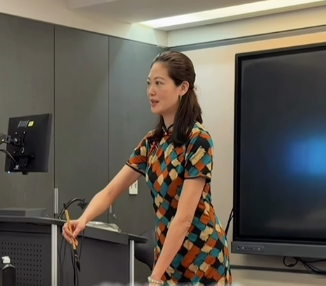 名模姚采穎變身書法老師　現身文大授課美貌引關注