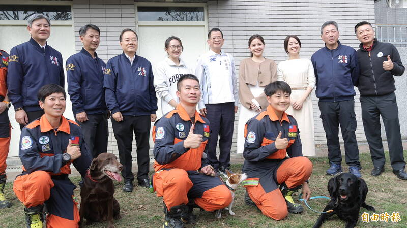 新北搜救犬舍開箱 議員慶生為搜救犬「加菜」