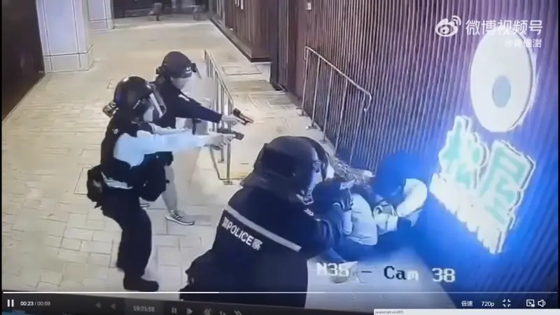 港男疑吸毒持刀挾持路人！警連開2槍擊...