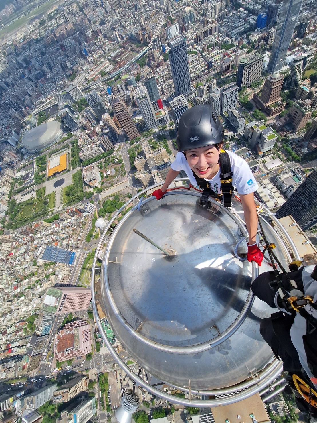 搶先霍諾德登頂台北101！賈永婕不忍反擊了　點名周玉蔻「酸民一號」