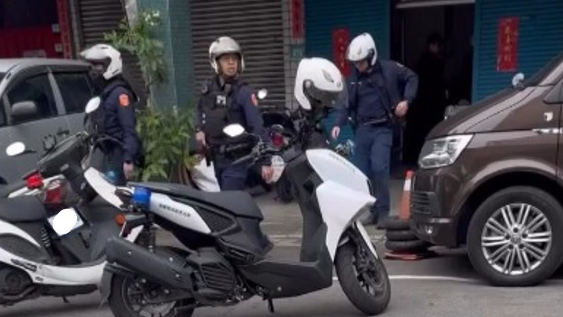 沒禮讓行人糗了！機車男見警慌張狂奔、躲民宅被逮　竟是北中桃通緝犯